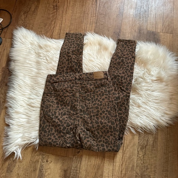 AMERICAN EAGLE Curvy Super Hi-Rise Jegging In Leopard Print - Picture 4 of 4